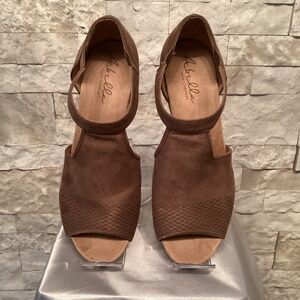 Abella Hydra Wedge Sandal - True Comfort